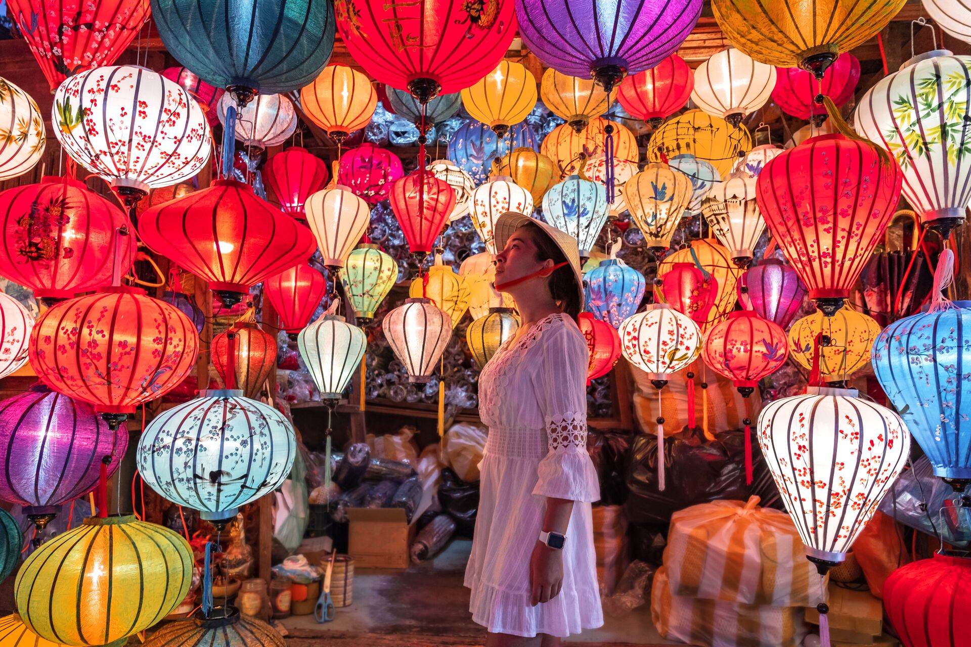 Vietnam Tourist Choosing Lanterns In Hoi An (1)