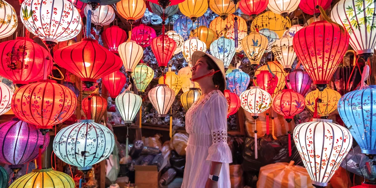 Vietnam Tourist Choosing Lanterns In Hoi An (1)