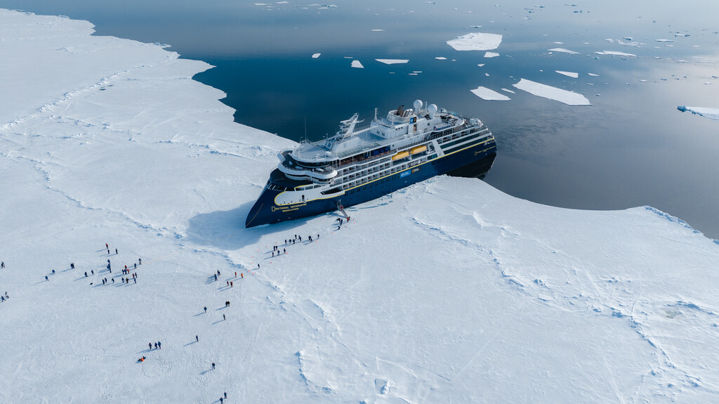 Medium RGB LEX Greenland Ship NG Resolution Exterior JVF0182